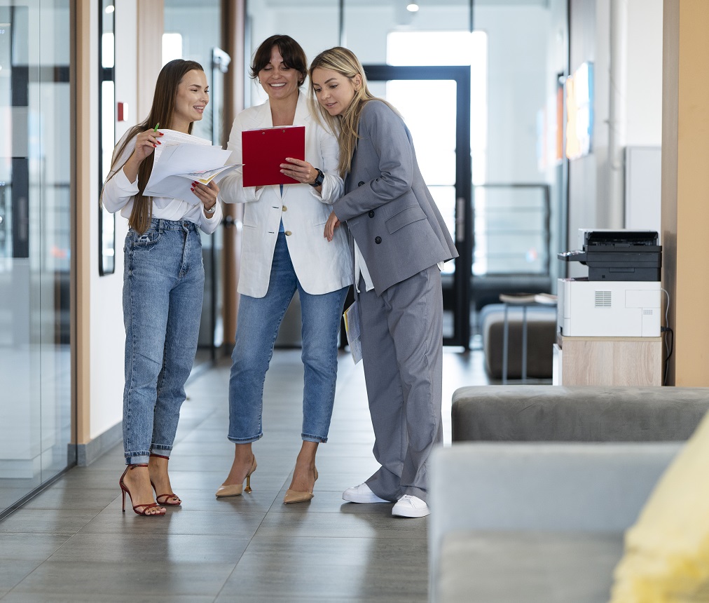 Immagine pubblicitaria di donne sorridenti al lavoro